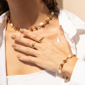 Knot and Pearl Necklace - Gold