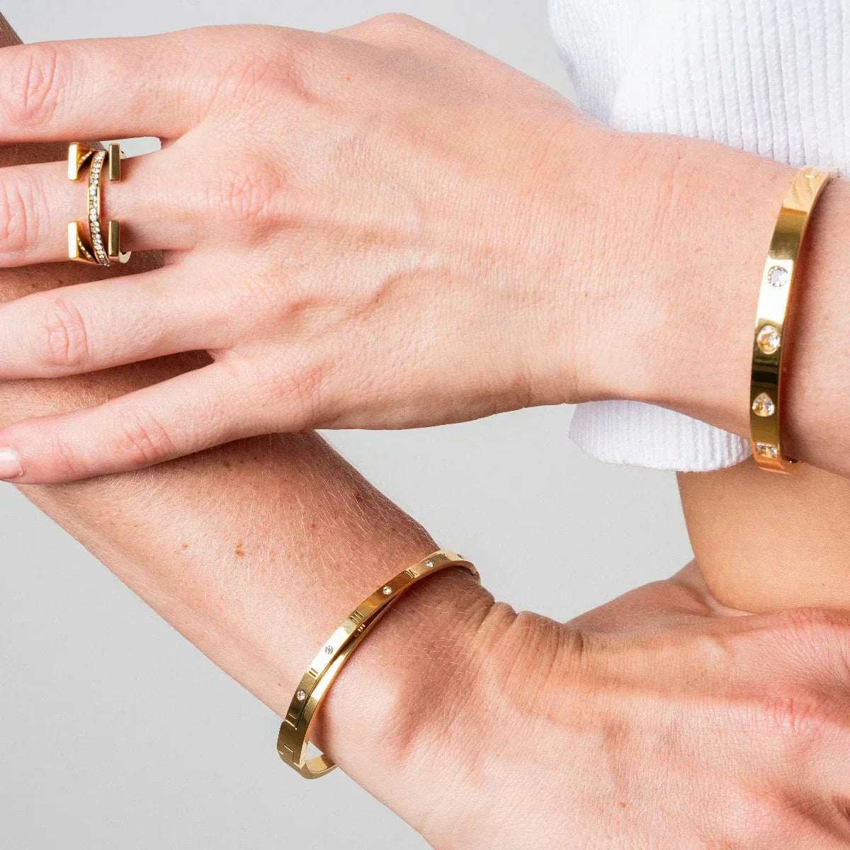 Intertwined Roman Numerals Bracelet - Gold