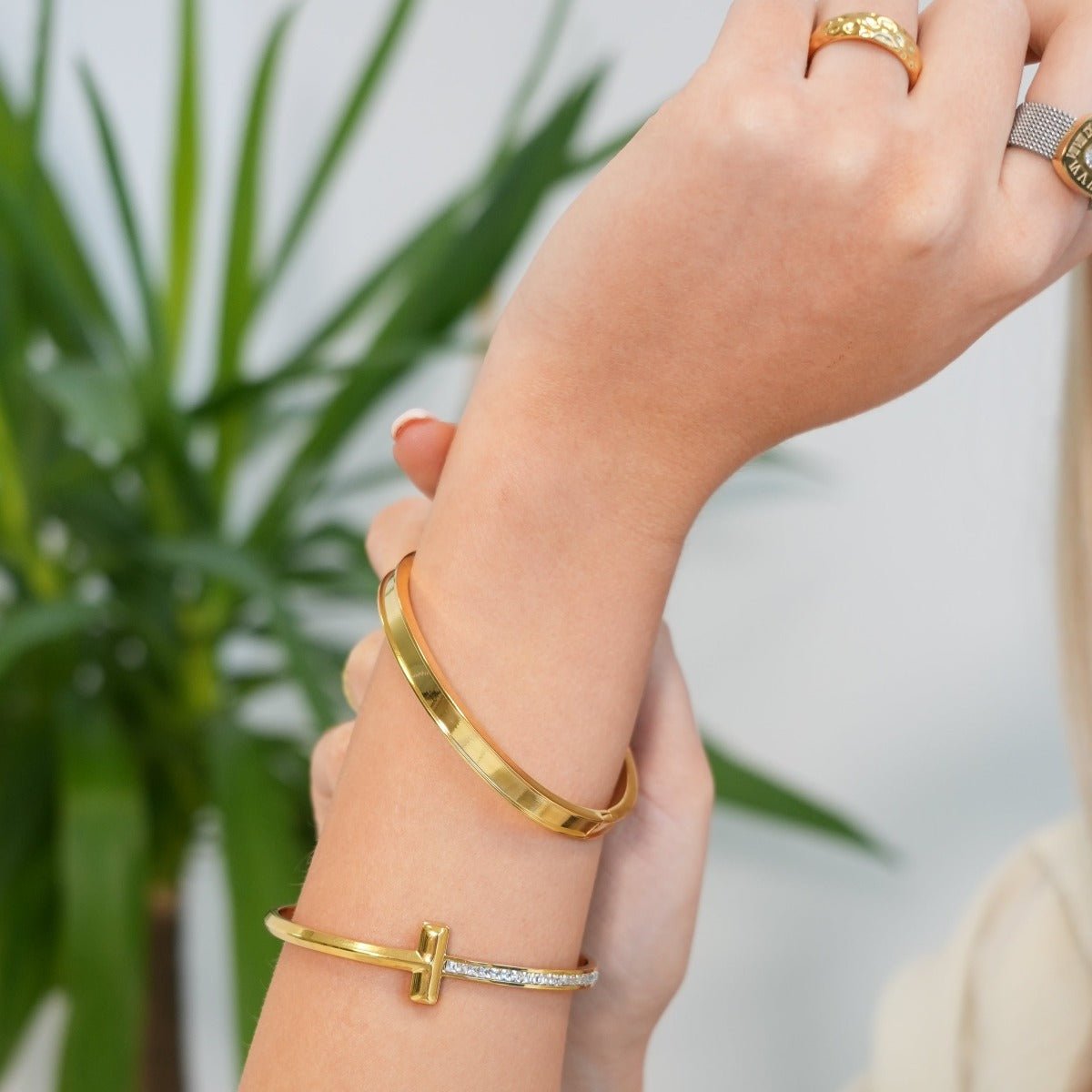 T-Bar Elegance Bracelet - Gold