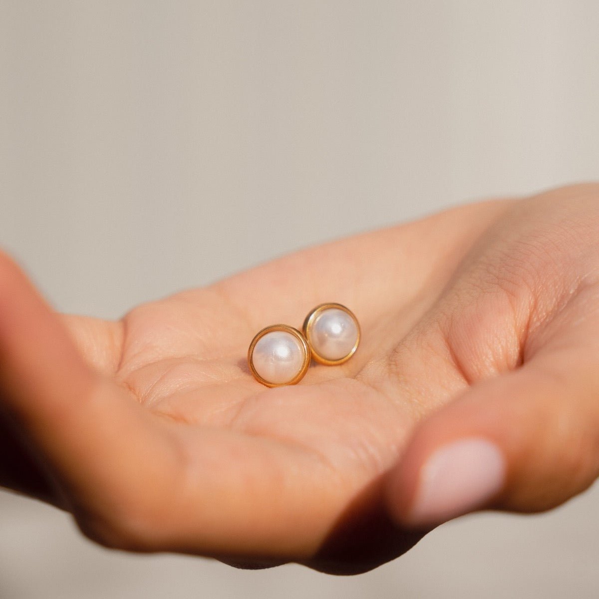 Solitaire Pearl Earring - Gold