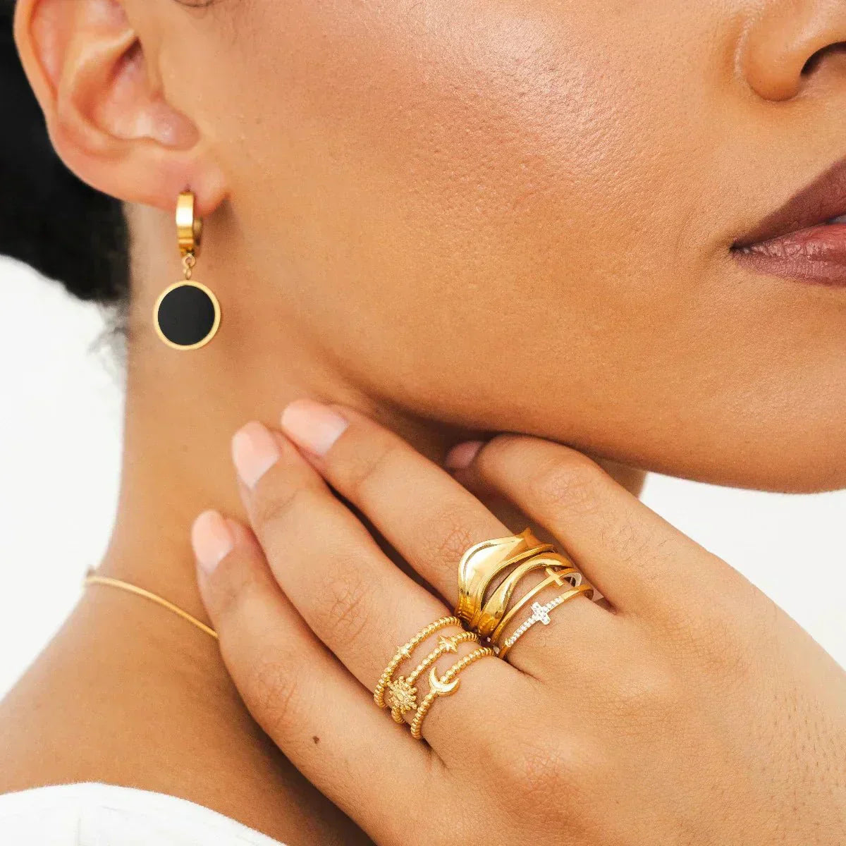 Black Pendant Earring - Gold
