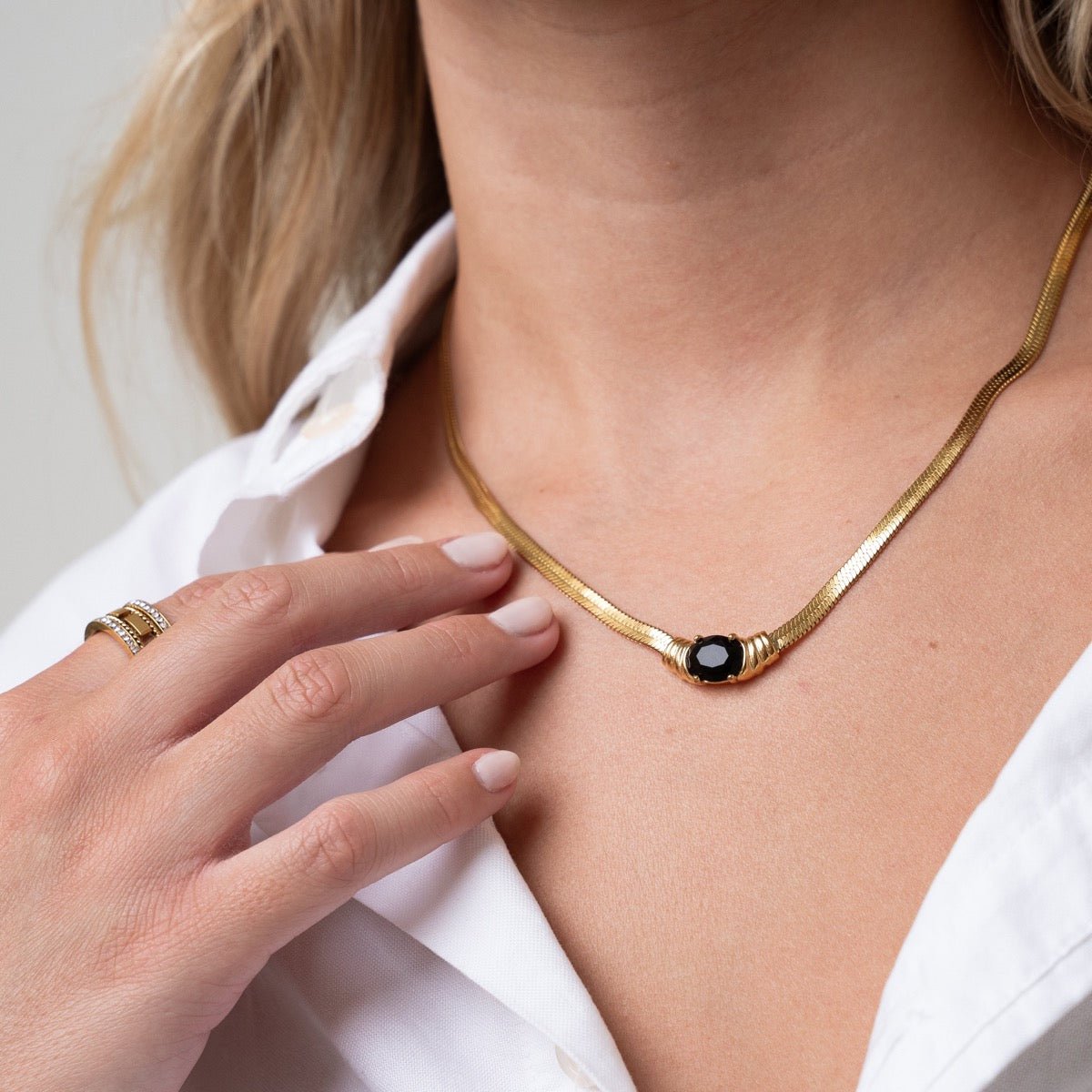 Onyx Stone Mesh Necklace - Gold